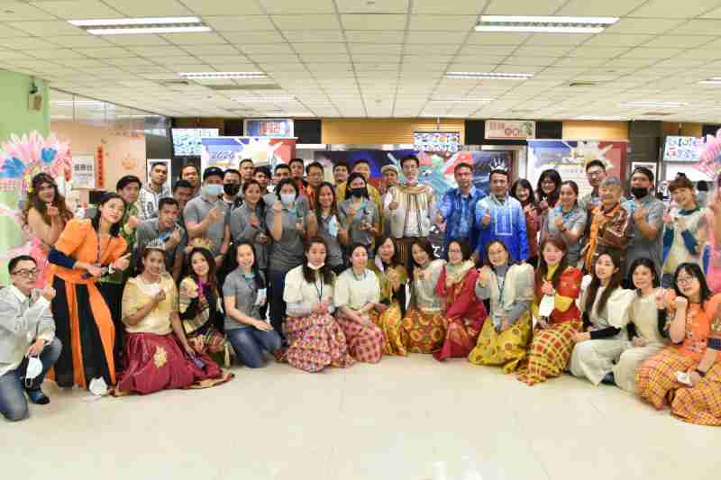 友達推動「安心、、、創新、、用心、、同心、、、、盡心」五星職旅，，，為菲籍員工打造全方位照護，，，首度贏得「人權實踐與發展領袖獎」殊榮