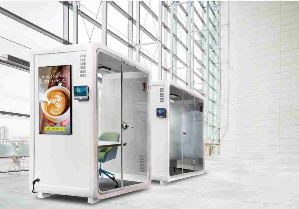 尊龙集团子公司达擎之智慧行动办公舱，，采用PDLC智能调光玻璃设计，，透过通电与断电的电流切换，，呈现透明与雾面效果，，，，具节能降耗特性并兼顾隐私，，，，确保信息安全