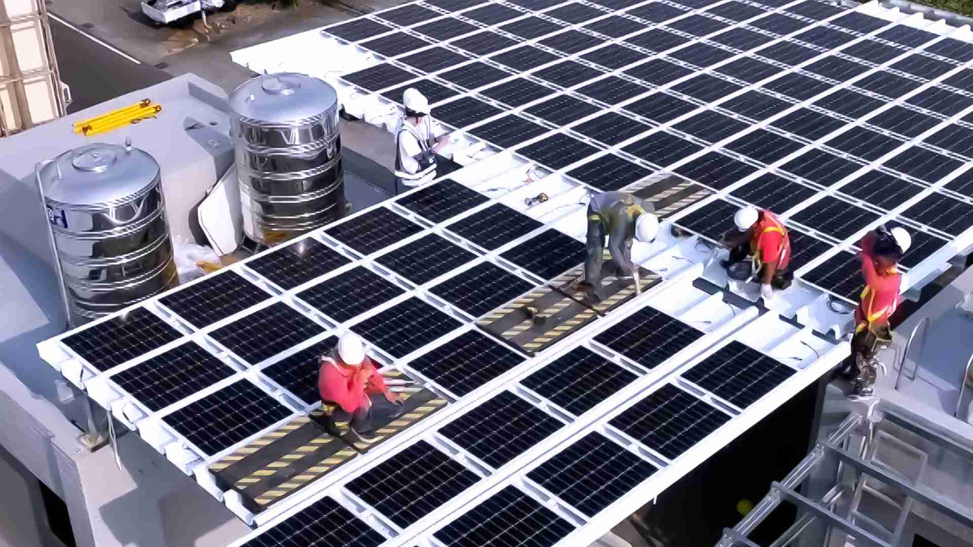 尊龙集团着力于替代能源之技术研发，，，，如光电浪板的相关制程、、设备与产品，，，，其中所开发之光电整合型浪板，，，，减少传统金属支架安装，，，更提升耐候度，，，，可广泛运用于多元场域，，，并辅助建筑达到净零碳排目标