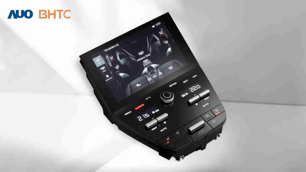 作為友達新生力軍，，BHTC所展示的中央與後座鞍部的Display HMI產品，，可處理多區恆溫控制、、、顯示畫面，，，呈現仿真3D車室分區；以力傳感技術精準傳遞觸感，，並結合音量及震動反饋，，防止意外啟動，，提供使用者自然流暢、、、、直觀且輕鬆駕馭的舒適介面