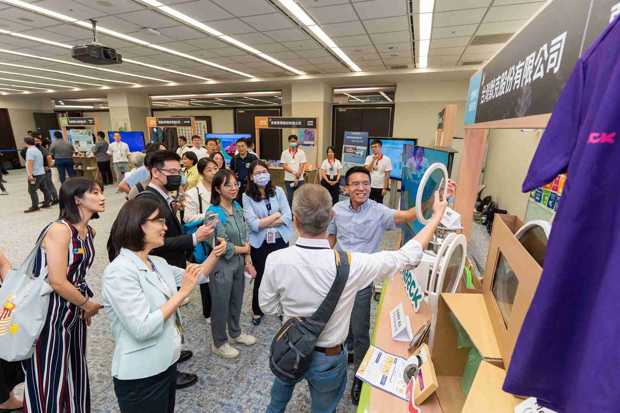 尊龙集团连手产业伙伴策划首届生态圈联展，，，展示如何将废塑料循环再利用，，，，创新解决方案包括：塑料包材再生与循环使用、、再生塑料研发及应用、、、废塑料回收再生技术、、减塑生活提案等