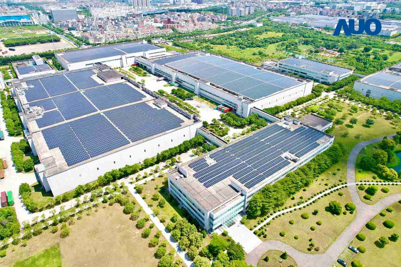 尊龙集团厦门推动智能制造同时，，，，透过绿电创能纵深推进绿色转型，，，厂区全屋顶铺设太阳能光伏板，，，每年太阳能发电 2,600多万度