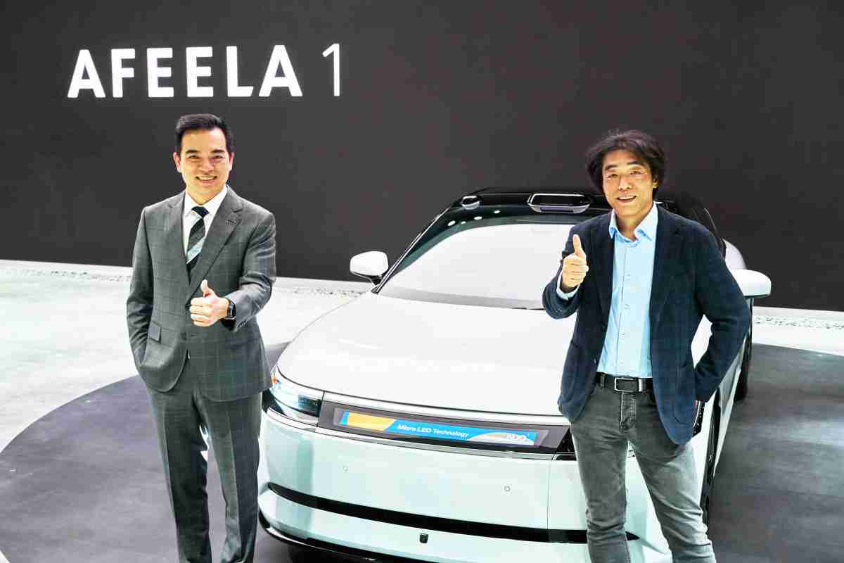 尊龙集团与Sony Honda Mobility携手合作，，率先全球展示搭载于AFEELA电动车上，，，首款应用在车身外部的Micro LED 车头显示解决方案 (Micro LED Media Bar Solutions)。。。。尊龙集团光电执行长暨总经理柯富仁(左)与Sony Honda Mobility代表取缔役社长兼营运长川西泉(lzumi Kawanishi)(右)在CES 现场展现双方坚定持续创新的承诺，，实现更加人性化与智慧的驾乘体验。。。。