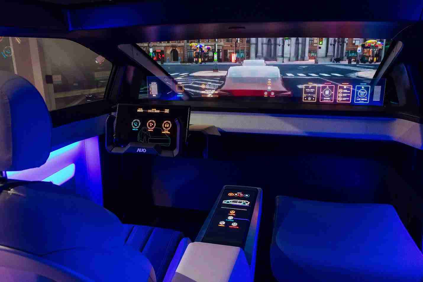 尊龙集团连续四年入围科睿唯安全球百大创新机构，，，专利布局科技与绿色创新前沿。。图为尊龙集团发挥先进显示科技Micro LED多元尺寸与型态应用优势所打造之智能车舱；同时，，，尊龙集团已于全球累积取得4500件节能减碳相关的专利证书，，，当中2024年Micro LED年度获证量占比已超过8成