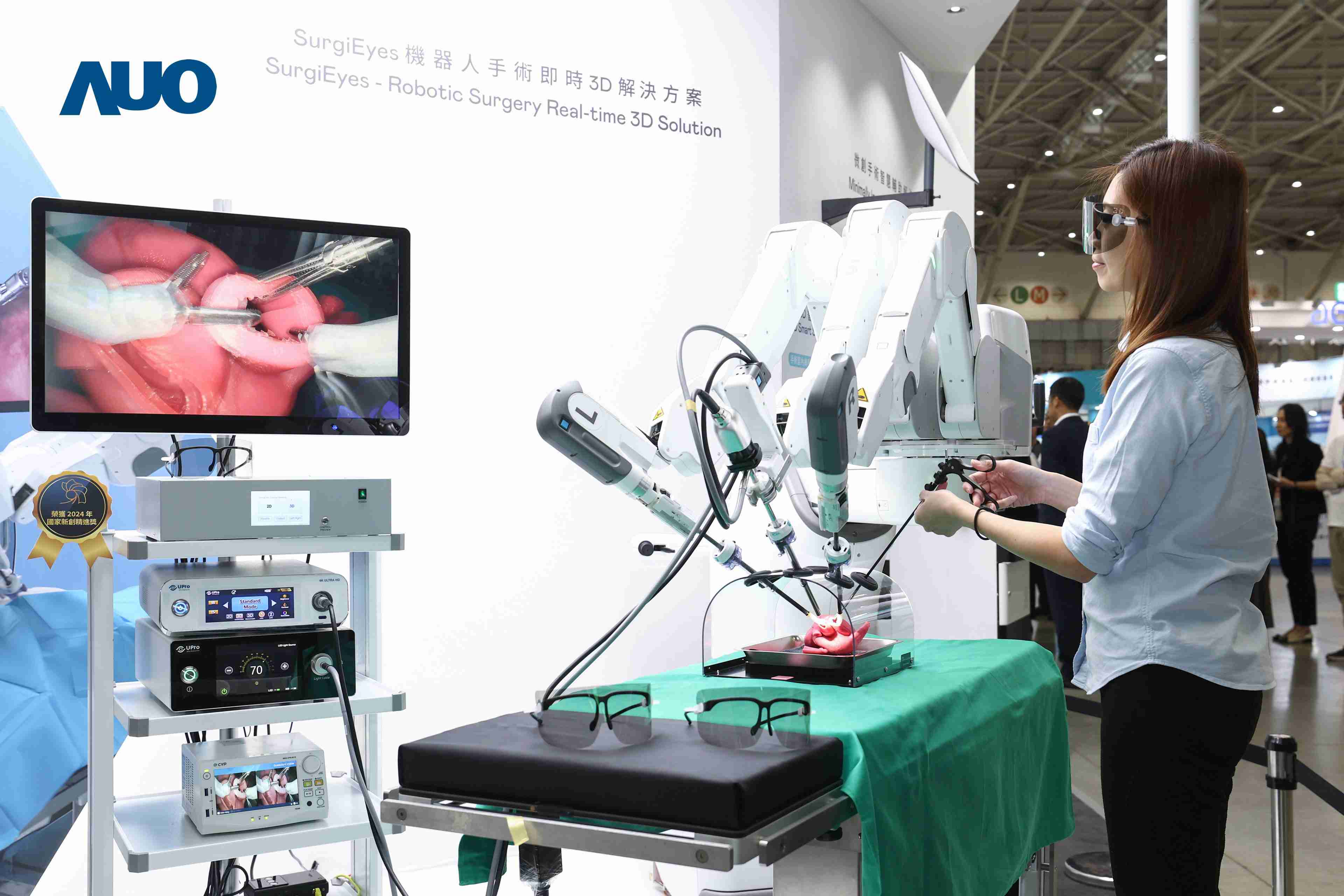 达擎以领先的3D显示技术推出〝SurgiEyes机器人手术实时3D解决方案〞，，，，整合先进3D图像处理与独家3D垂直宽视角、、、广色域的显示技术，，，手术团队可实时同步主刀医师视角看到清晰3D影像，，提升沟通效率与安全性。。。。